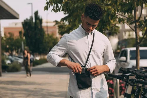 Vista 6 de NOMATIC Bolsa de acceso negra eslinga versátil, mensajero antirrobo y bolsa cruzada para mujeres y hombres, perfecta para uso diario, eslinga