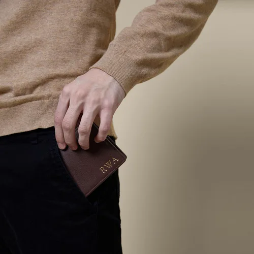 Vista 2 de Leatherology Cartera plegable marrón para hombre con solapa para tarjeta de identificación, RFID disponible