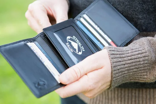 Vista 7 de Stealth Mode Cartera de cuero triple RFID para hombres con soporte de identificación abatible (negro)
