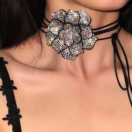 Vista 2 de Gargantilla de flores con diamantes de imitación, collar ajustable de flores de encaje para mujer, collares largos de cristal para fiesta