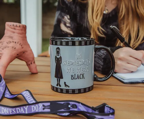 Vista 3 de Silver Buffalo Wednesday We Wear - Taza de cerámica negra, 20 onzas