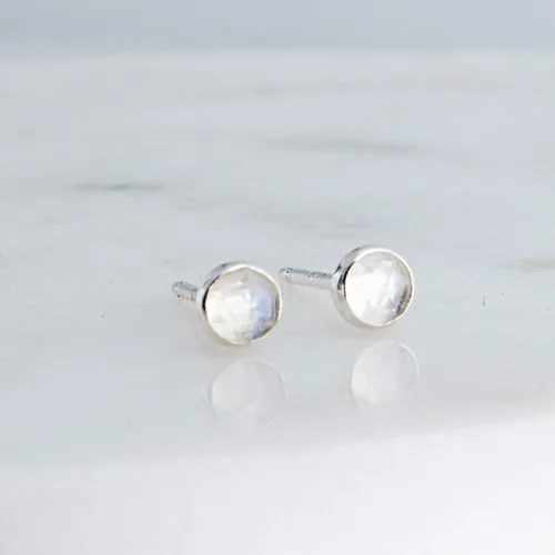 Vista 45 de Aretes pequeños de plata de ley para cartílago, tragus, hélix, múltiples piercings hipoalergénicos, piedra natal para mujer, juego de bisel