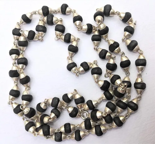 Vista 2 de Indian Blessing Apnisanskriti Lab - Mala negra de Tulsi en tapas plateadas de diseñador (0.197in, 55 cuentas), cuentas de Tulsi negras naturales