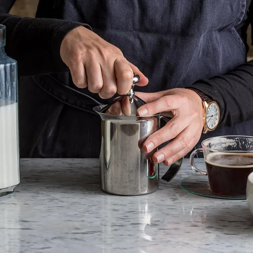 Vista 5 de Espumador de leche de acero inoxidable para mano, 14 onzas, Bellemain Capacidad
