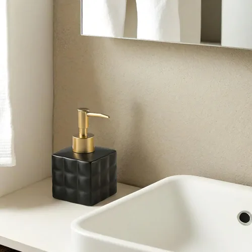 Vista 5 de Dispensador de jabón negro y dorado, acabado mate de cerámica, diseño retro con base cuadrada para encimera de fregadero de baño, dispensador