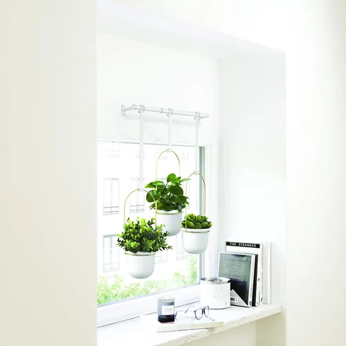Vista 11 de Umbra Triflora - Maceta colgante para ventana, jardín de hierbas de interior, juego de 3, color blanco/latón
