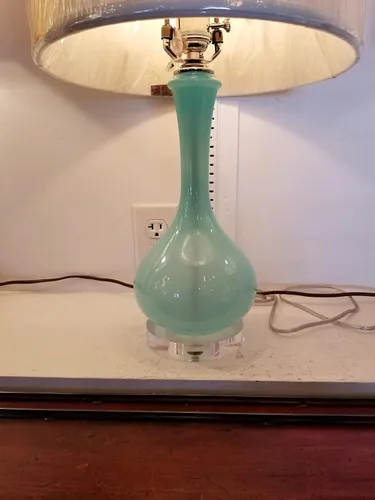 Vista 3 de B&P Lamp® Base de lámpara de acrílico transparente redonda de 4 pulgadas de diámetro con forma de alambre
