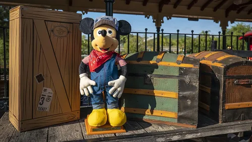 Vista 7 de Treasures of the Disney Vault Engineer Mickey, juguetes para niños con licencia oficial para niños de 3 años en adelante por Just Play