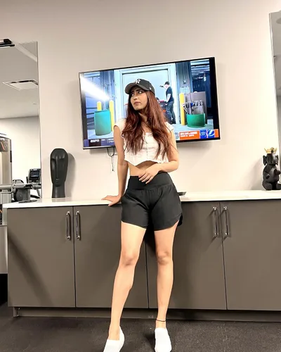 Vista 3 de G4Free Pantalones cortos deportivos para mujer de 5 pulgadas con bolsillos, pantalones cortos de entrenamiento ligeros para tenis, gimnasio