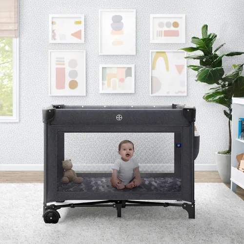 Vista 2 de babyGap Deluxe Play Yard de Delta Children - Cuenta con un moisés extraíble y una mesa cambiadora, camuflaje negro