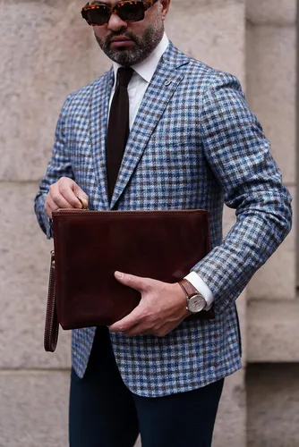 Vista 2 de Bolso de mano de cuero para hombre, organizador de muñeca, maletín hecho a mano en Italia, resistencia al tiempo, Marrón