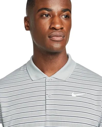 Vista 3 de Nike Polo de golf Dri-FIT Victory Stripe para hombre, Gris ahumado claro/blanco