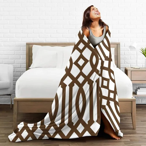 Vista 5 de DKJlitter Manta de franela de forro polar ultra suave, moderna con patrón de enrejado blanco y marrón, acogedora y ligera, perfecta para cama, sofá