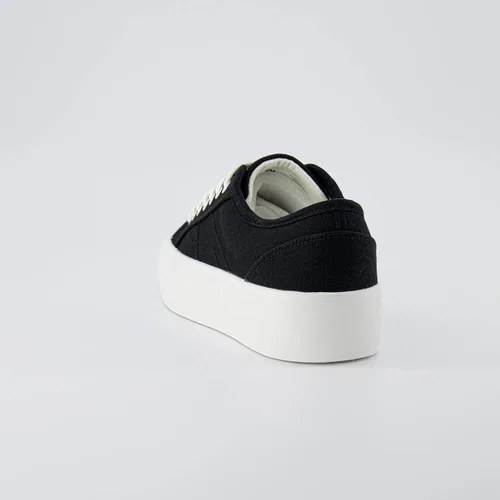 Vista 5 de CUSHIONAIRE Zapatilla de lona con parte superior baja con etiqueta para mujer + espuma viscoelástica