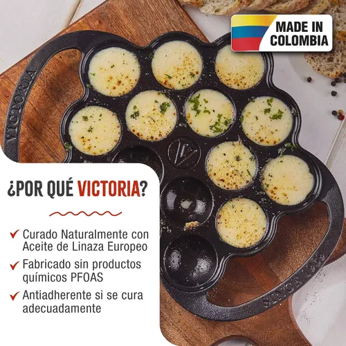 Vista 2 de Victoria - Sartén de hierro fundido para poffertjes holandeses con asas de bucle, precurada con aceite de linaza, fabricada en Colombia