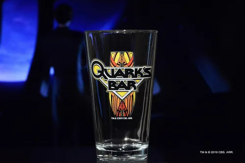 Vista 4 de STAR TREK Quark's Bar - Vaso de pinta impreso, con licencia oficial, calidad premium, cristalería artesanal, vaso de cerveza de 16 onzas, regalo