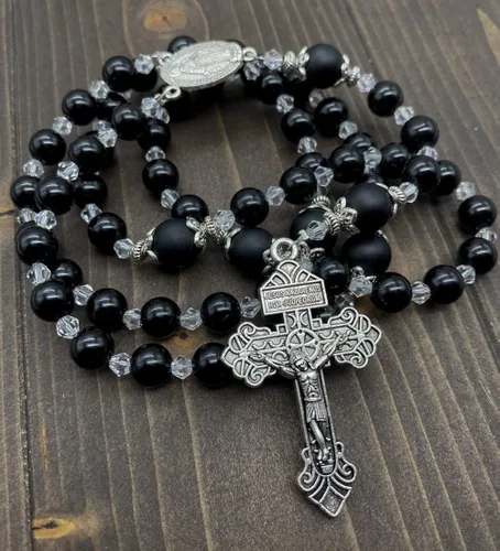 Vista 6 de Nazareth Store Rosario de cuentas de ágata negra de 0315in con forma de rosario anudado mate medalla milagrosa y cruz de perdón 20 pulgadas Piedra