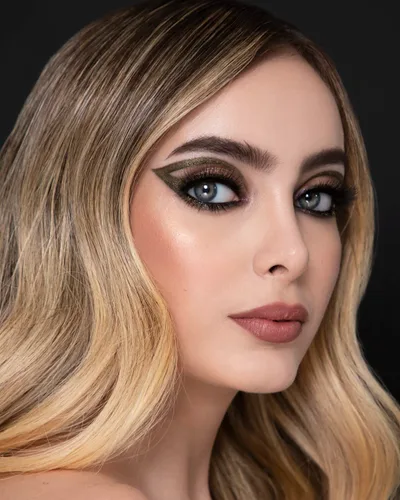 Vista 5 de Sigma Beauty Untamed paleta de sombras de ojos – 14 sombras de ojos atrevidas en acabado mate, brillante y metálico – Paleta de maquillaje de ojos