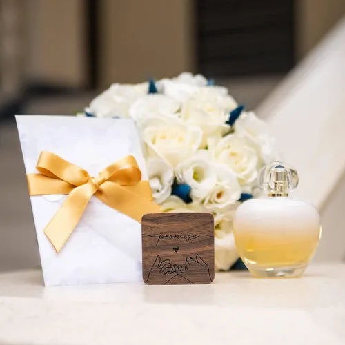 Vista 6 de Caja de madera para anillos grabada, caja de almacenamiento de joyas cuadrada rústica, caja de anillo vintage para ceremonia de boda, compromiso