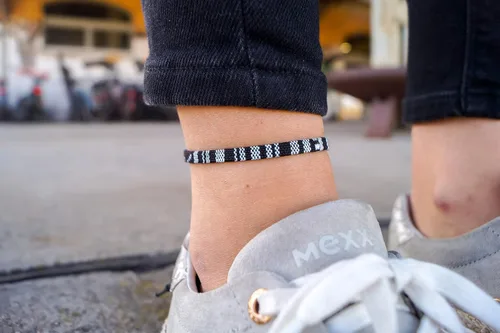 Vista 3 de Made by Nami Surfer Anklet for Men and Women Waterproof and Adjustable Surfer Ankle Bracelet String Ankle Bracelet Beach Accessory for Ethnic Hippie