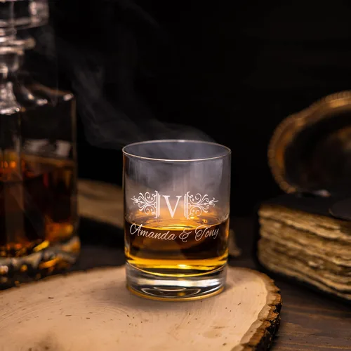 Vista 2 de Juego de vasos de whisky grabados con diseño personalizado Vidrio para una sola ocasión para cumpleaños, Día del Padre o hitos