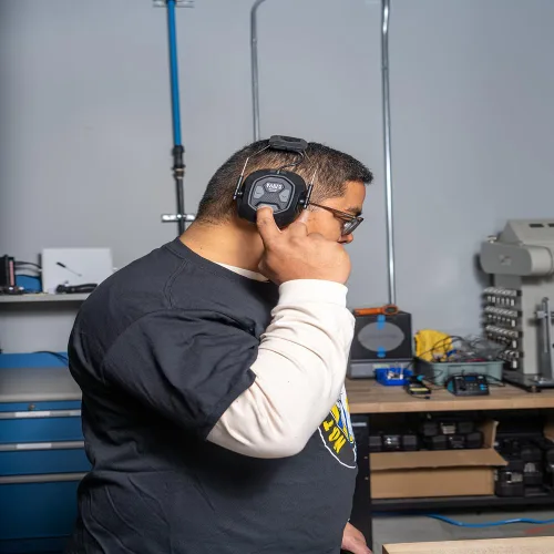 Vista 10 de Klein Tools AESEM1 Orejeras de seguridad de protección auditiva con tecnología Bluetooth, NRR 20dB, tiempo de funcionamiento de 70 horas