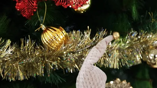 Vista 5 de iPEGTOP Guirnalda de oropel de Navidad de 26.2 pies, clásica gruesa y colorida reflejos, brillantes, suaves, para colgar en fiestas, adornos