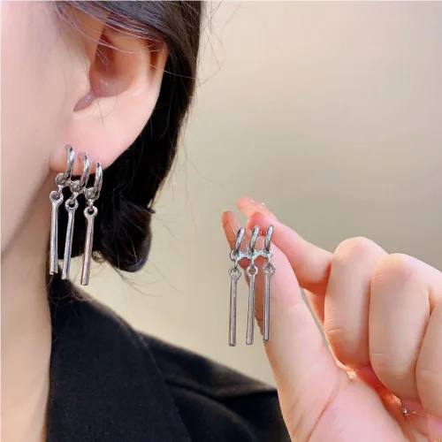Vista 3 de Aretes de anime Zoro de una pieza para mujeres y hombres, cosplay de Zoro, solo una oreja, aretes de figura para amantes del anime