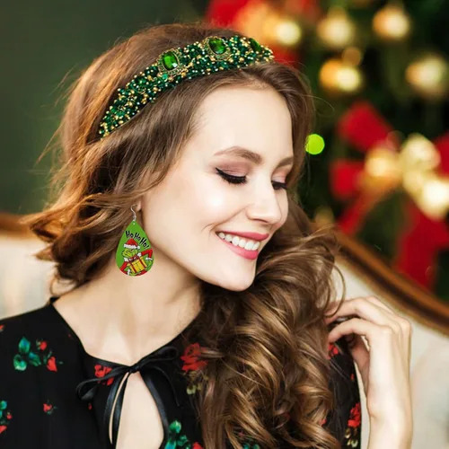 Vista 3 de Juego de 12 aretes de piel sintética de Feliz Navidad, aretes colgantes de lágrima de Navidad, joyería de moda a rayas negras y verdes, divertido