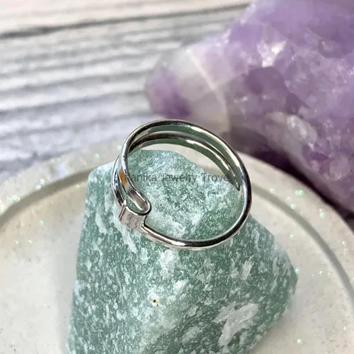 Vista 4 de Kanika Jewelry Trove Anillo de Ganchillo de Gato de Plata de Ley Purr-fectamente Elaborado para Entusiastas del Tejido de Punto