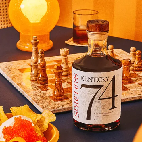 Vista 2 de Spiritless Kentucky 74 - Paquete de whisky destilado sin alcohol con mezcla agria Dailys - Whiskey Sour - Licores prémium a prueba de cero para una