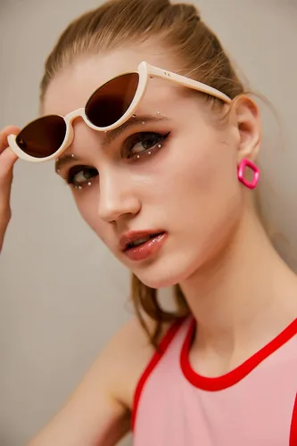 Vista 2 de FEISEDY Gafas de sol pequeñas de moda con ojo de gato para mujer, gafas de sol frescas de moda retro B2864, 52 mm