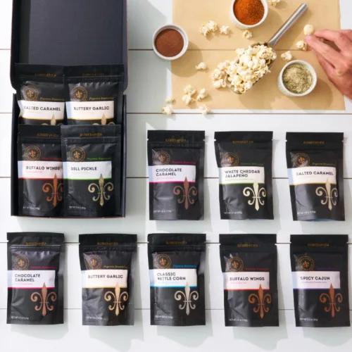 Vista 3 de Juego de regalo personalizado de tamaño familiar de cuatro condimentos gourmet para palomitas de maíz y media libra de granos gourmet, kit