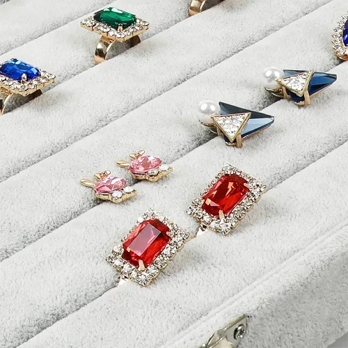 Vista 4 de Stylifing Organizador de aretes de anillo con tapa transparente de 7 ranuras, bandeja de joyería, organizador de cajones con cerradura para novia
