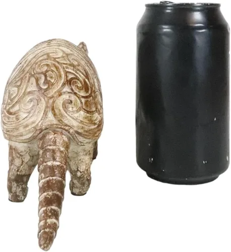 Vista 6 de Ebros Gift Figura rústica occidental de Texas Wild Armadillo en acabado de madera sintética con herramientas para cabaña, decoración de casa