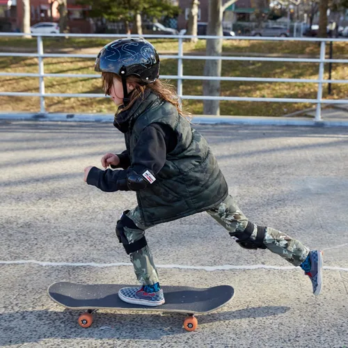 Vista 4 de Wipeout Casco de borrado en seco para niños, ideal para bicicleta, patinaje, patinaje en línea y patinaje