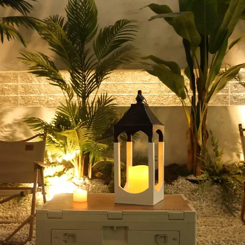 Vista 2 de NEEDOMO Farol de madera decorativo de 15 pulgadas para interiores, centro de mesa grande de decoración de farol para el hogar, candelabros rústicos