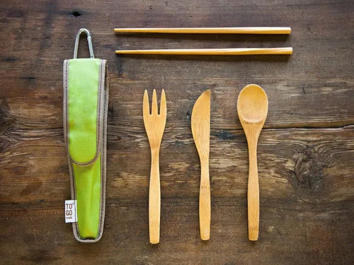 Vista 8 de TO GO WARE Juego de utensilios de viaje de bambú reutilizables Incluye tenedor, cuchillo, cuchara, palillos y mosquetón Hecho