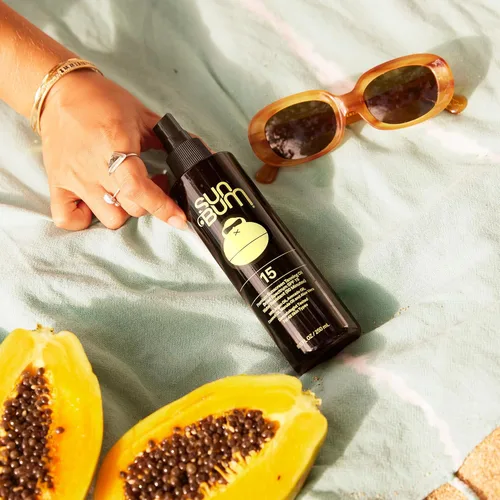 Vista 3 de Sun Bum SPF 15 Aceite Bronceador Hidratante - Vegano y Cumple con la Ley Hawaii 104 (Libre de Octinoxato y Oxibenozona) - Hidratación de Espectro