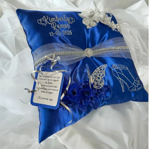 Vista 7 de Almohada para zapatos de quinceañera, azul, hecha a mano y personalizada para ti.