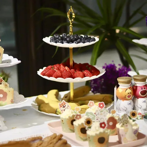 Vista 7 de Juego de 2 piezas de soporte de postre de 3 niveles, plato de frutas, cupcakes, plástico, vasos blancos, pasteles, postres, frutas, dulces, bufé