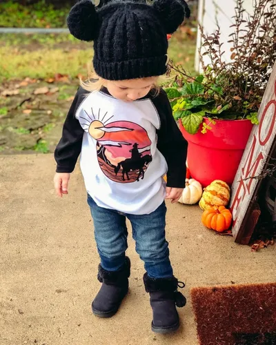 Vista 4 de Funky Junque Gorro de punto para niñas con doble pompón de piel sintética suave y cálida para invierno