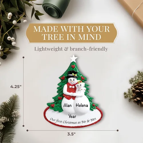 Vista 4 de Adorno personalizado de primera Navidad para casados 2026 Adornos de Navidad para parejas de nieve grabados con láser para árbol Regalo