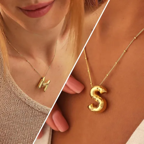 Vista 2 de Qyalie Collar de letras de burbujas, collares con inicial de globo para mujeres y niñas, delicado dije del alfabeto, chapado en oro de 14 quilates