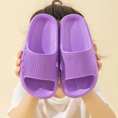 Vista 4 de yangfanQH Pantuflas de nube para niños y niñas, antideslizantes, cómodas, con suela gruesa, para ducha, baño, piscina, sandalias de verano, playa
