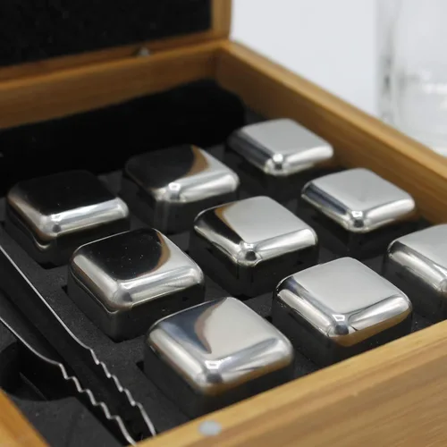 Vista 4 de The Wedding Party Store Juego de regalo personalizado de piedra de whisky, caja de piedras grabadas personalizadas (nombre y estilo inicial)