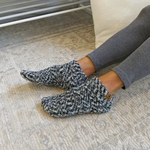 Vista 4 de BEARPAW Paquete de 6 pares de calcetines de descanso acogedores súper suaves y cálidos para mujer, varios colores, estampados en el tobillo