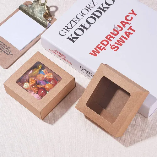 Vista 5 de BENECREAT Paquete de 20 cajas cuadradas de papel kraft de 3.5 x 3.5 x 1.2 pulgadas, caja de cajón con tapa de ventana de PVC para fiesta de Marrón