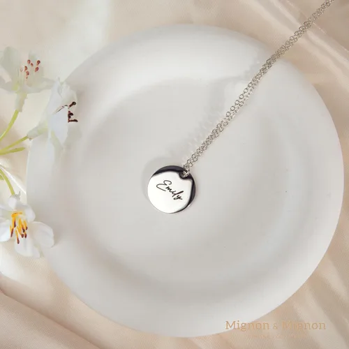 Vista 4 de MignonandMignon Collar personalizado con nombre de moneda, regalo de joyería grabada personalizada para dama de honor, cumpleaños, joyería hecha a