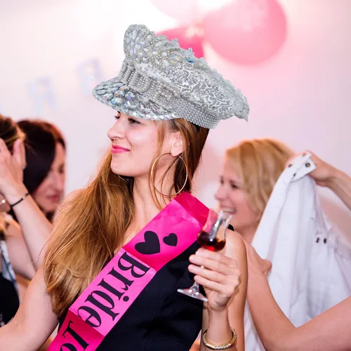 Vista 5 de Ulrica Sombreros de novia con diamantes de imitación, sombrero de discoteca para decoraciones de despedida de soltera, sombrero de vaquero brillante